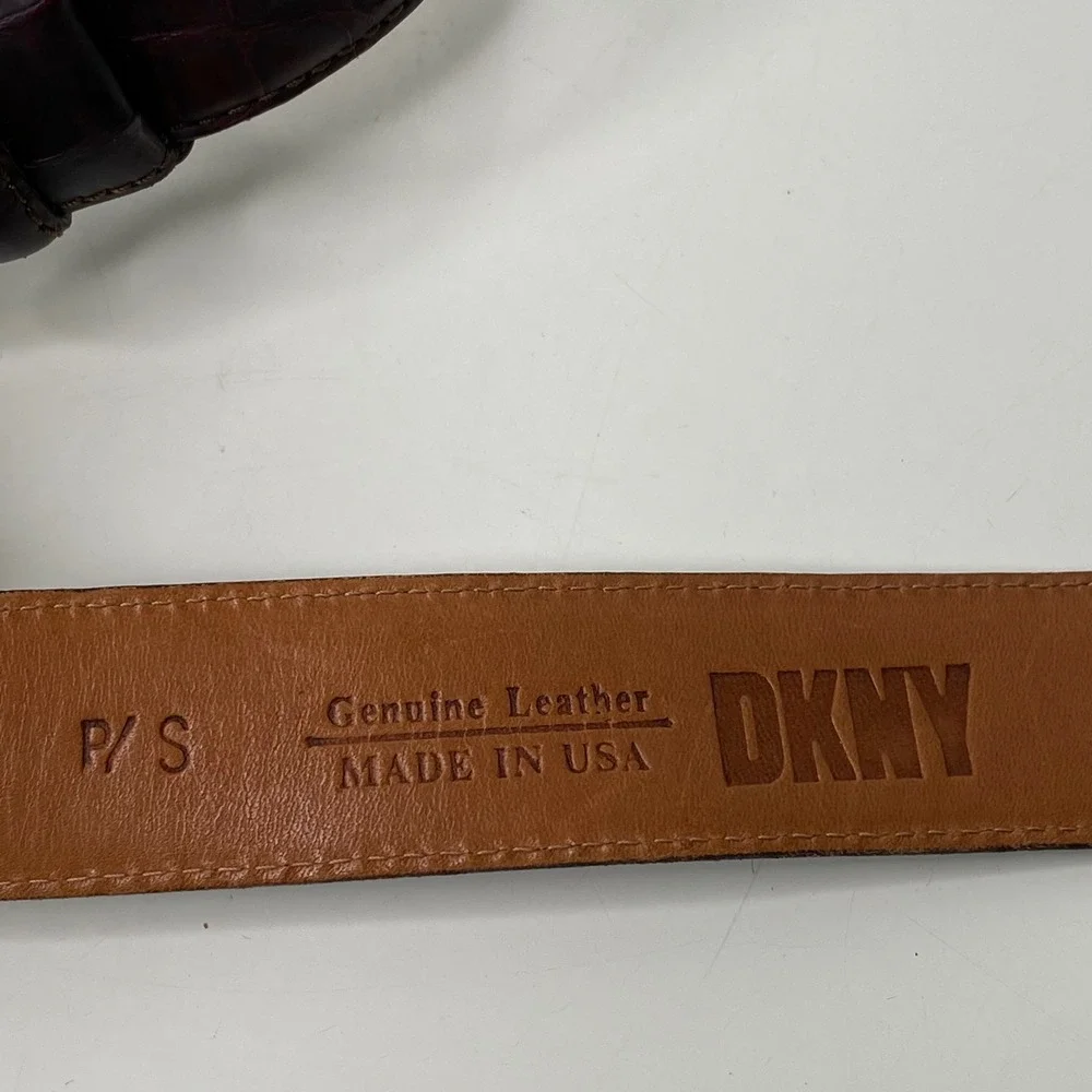 DKNY‎ Vintage Burgundy Croc Embossed Leather Plaque Buckle Belt P/S Made USA
